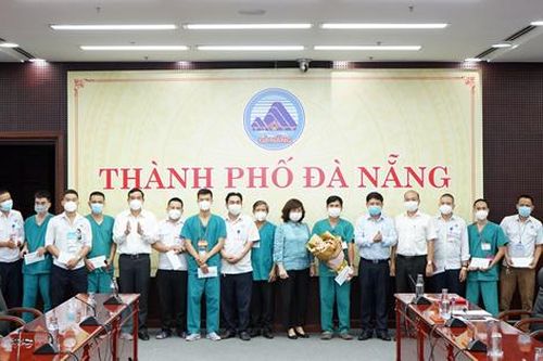 Chia tay Đoàn cán bộ y, bác sỹ và 5 xe cấp cứu của Đà Nẵng chi viện cho thành phố Hồ Chí Minh