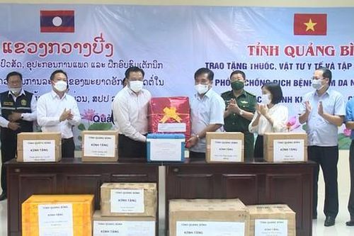 Quảng Bình trao tặng thuốc, vật tư y tế phòng chống dịch bệnh trên gia súc cho tỉnh Khăm Muộn, Lào