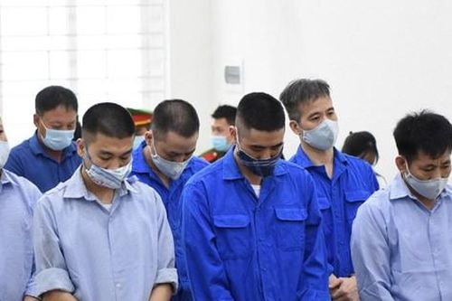 Nhóm cựu cán bộ thanh tra giao thông ở Hà Nội bị phạt tù vì bảo kê xe quá tải