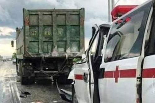 Xe cứu thương tông đuôi xe tải, 4 người bị thương