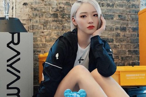 Vẻ gợi cảm bất ngờ của idol ảo khiến giới trẻ phát cuồng