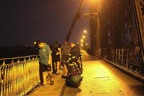 Người dân vẫn tụ tập về đêm trên cầu Long Biên, coi thường quy định '5K'