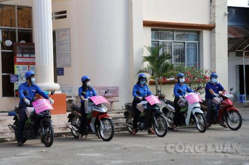 Lập đội 'shipper áo xanh' hỗ trợ dân mua hàng, bán nông sản