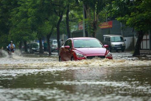 Hà Nội: Mưa lớn, nhiều tuyến đường ngập trong nước