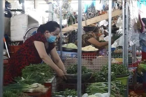 TPHCM mở lại chợ truyền thống: Tiểu thương nói gì về mặt hàng rau, củ tăng giá?