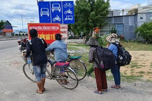 Bốn mẹ con đạp xe từ Đồng Nai đi Nghệ An được nhiều nhà hảo tâm giúp, chờ lên tàu về quê