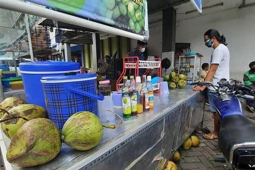 Indonesia: Đổ xô đi mua sữa tươi, nước dừa để trị COVID-19