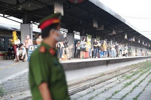 Công dân từ TP.HCM về quê, vướng 'nút thắt' dừng đón trả khách khi giãn cách