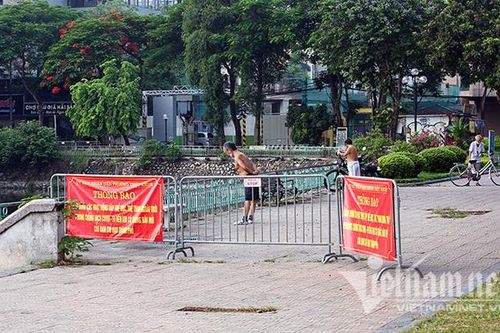 Dưới gốc cây, từng góc phố người Hà Nội vẫn tranh thủ thể dục sáng