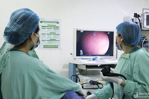 Phát hiện ổ sán lá ruột lớn trong tá tràng bệnh nhân 56 tuổi