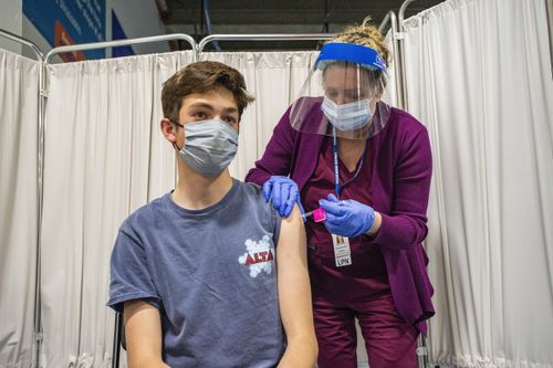 Anh không tiêm đại trà vaccine ngừa COVID-19 cho người dưới 18 tuổi