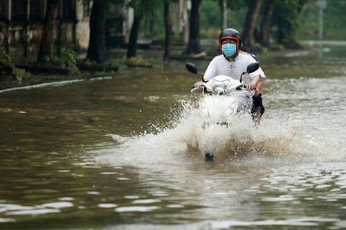 Người dân Hà Nội di chuyển khó khăn sau cơn mưa lớn cuối giờ chiều