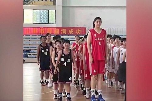 Bé gái 14 tuổi như 'người khổng lồ' với chiều cao 2,26 mét