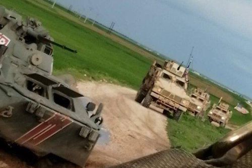 Đụng độ căng thẳng ở Syria: Xe bọc thép Mỹ 'đứng hình' trước 'đòn cứng' bất ngờ của Nga