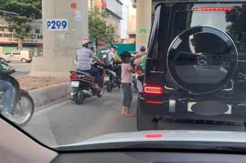 Chuyện xúc động tại Hà Nội: Chủ xế hộp G63 mua hết trứng gà của em bé bán hàng rong