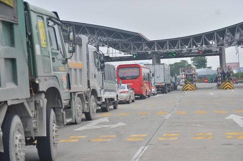 Hà Nội: Ùn tắc dài hàng km tại chốt kiểm dịch cao tốc Pháp Vân – Cầu Giẽ