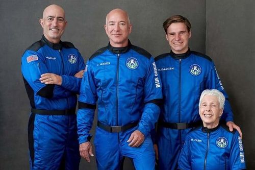 Ai sẽ cùng bay vào không gian với tỉ phú Jeff Bezos?