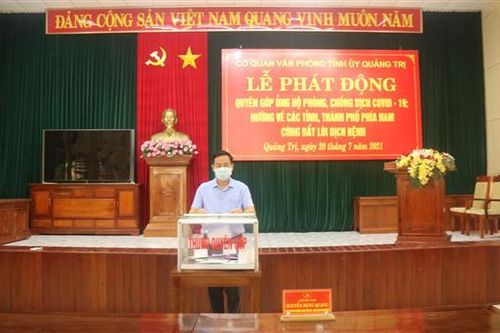 Cơ quan Văn phòng Tỉnh ủy quyên góp ủng hộ phòng, chống COVID-19 hướng về các tỉnh, thành phố phía Nam