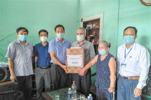 Thăm, tặng quà các đối tượng chính sách nhân 74 năm ngày Thương binh - Liệt sĩ 27/7
