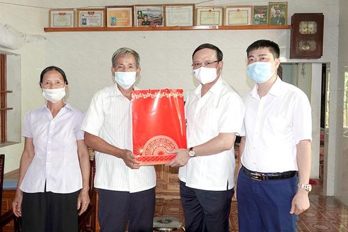 Phó Chủ tịch UBND tỉnh Nguyễn Mạnh Tuấn tặng quà gia đình chính sách huyện Sơn Dương