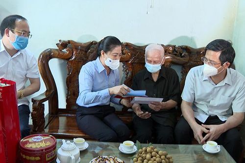 Đồng chí Lê Thị Kim Dung, Phó Bí thư Thường trực Tỉnh ủy, Chủ tịch HĐND tỉnh tặng quà gia đình chính sách