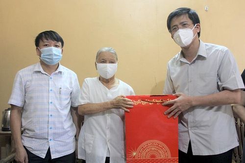 Bí thư Thành ủy Tuyên Quang Tạ Đức Tuyên thăm, tặng quà gia đình chính sách