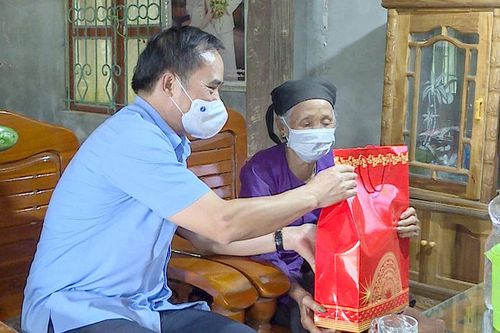 Đồng chí Phó Chủ tịch UBND tỉnh Hoàng Việt Phương tặng quà gia đình chính sách huyện Na Hang