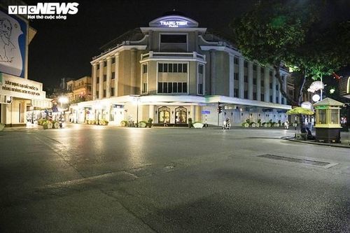 Đường phố Hà Nội vắng lặng trong đợt cao điểm chống làn sóng dịch COVID-19 thứ 4