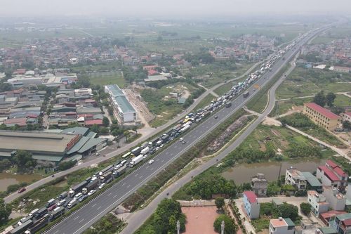 Hàng xe nối dài, ùn tắc gần 3km ở chốt kiểm dịch trên cao tốc Pháp Vân - Cầu Giẽ