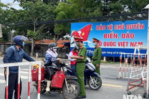Ninh Thuận: Tạm đình chỉ Chủ tịch phường thu 10.000 đồng/giấy xác nhận ra đường