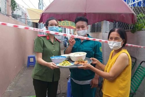 Những bữa cơm ấm tình người giữa đại dịch