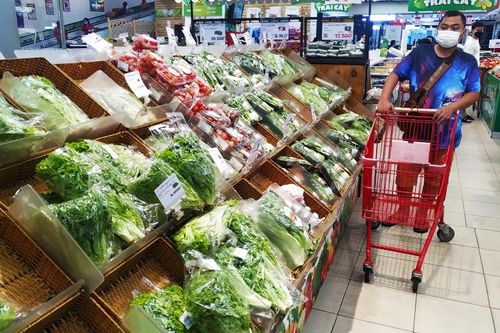 Siêu thị thành phố Hồ Chí Minh chất đầy thực phẩm, ít người mua