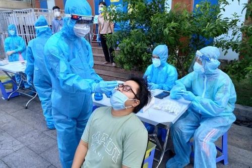 Chiến sĩ áo trắng và chiến sĩ áo xanh cùng đi lấy mẫu xét nghiệm tại Quận Tân Phú
