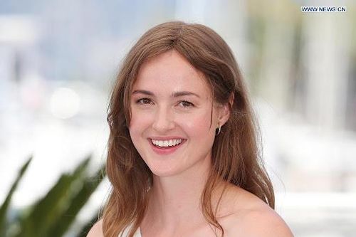 Vẻ đẹp gợi cảm của Nữ diễn viên đoạt Cành Cọ Vàng ở Cannes 2021