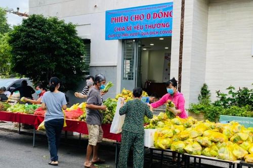 Chung cư ở TP.HCM tặng rau củ miễn phí cho người dân