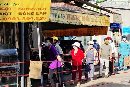 Người dân Sóc Trăng xếp hàng mua bánh mì