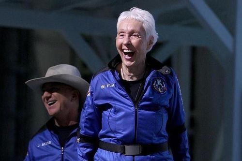 Khách phàn nàn tàu vũ trụ của Jeff Bezos chật chội