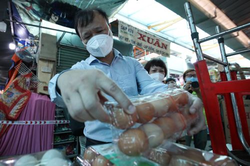 Lãnh đạo Bộ Công Thương đột xuất kiểm tra giá trứng tại chợ TP.HCM