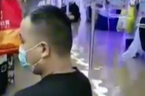 Giải cứu người kẹt trong tàu điện ngầm giữa dòng lũ ở Trung Quốc