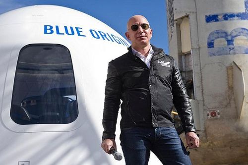 Chi phí một phút lên vũ trụ của Bezos gấp 4,7 lần thu nhập của Ronaldo