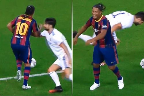 Ronaldinho cười tươi khi bị kéo người