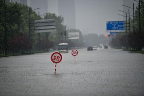 Mưa lớn không ngừng, Trung Quốc nâng cảnh báo ứng phó lũ khẩn cấp