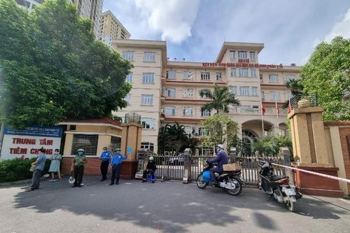 Đảm bảo trật tự, giãn cách tại Viện Kiểm định Quốc gia Vắc xin và Sinh phẩm Y tế