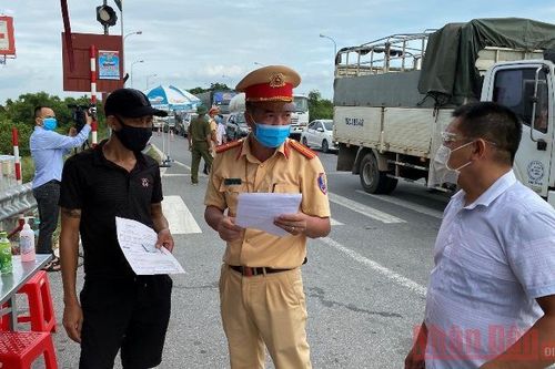 Qua chốt kiểm dịch bằng giấy xét nghiệm Covid-19 của người khác