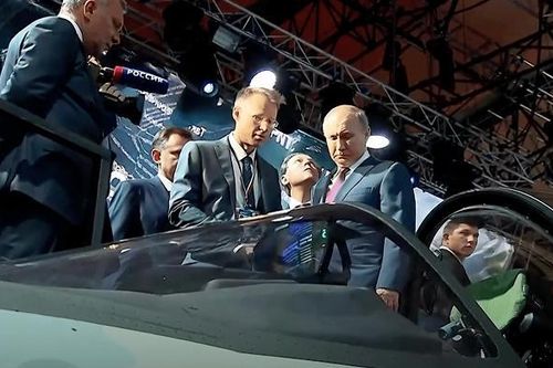 Ông Putin tham quan Sukhoi Checkmate, loại tiêm kích Nga trông đợi 'thay đổi cuộc chơi'