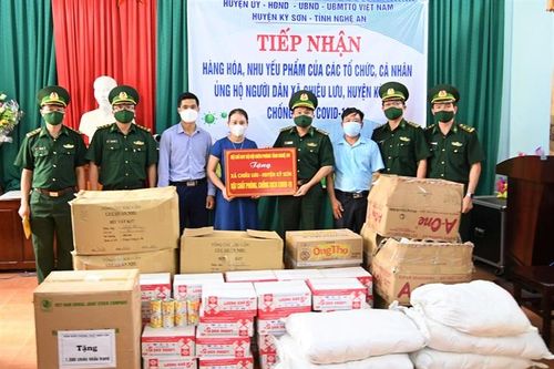BĐBP Nghệ An hỗ trợ vật chất phòng, chống dịch Covid-19 cho nhân dân xã Chiêu Lưu