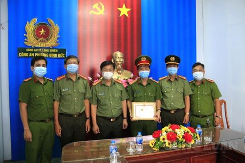 An Giang khen thưởng các chiến sĩ hỗ trợ cứu người lúc nguy cấp trong thời gian giãn cách xã hội