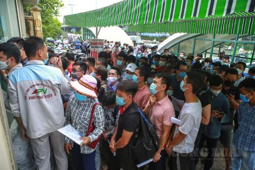Hà Nội: Hàng trăm người dân chen chúc nhau để được xét nghiệm COVID-19