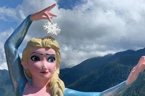 Tháo dỡ tượng 'đột biến' ở Sa Pa