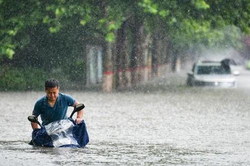 Lãnh đạo cơ quan khí tượng Trung Quốc bị lũ cuốn trôi
